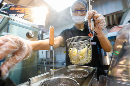 長寧率先放開小型便利店兼營餐飲服務 便利店現場煮面與歌舞活動成新風尚