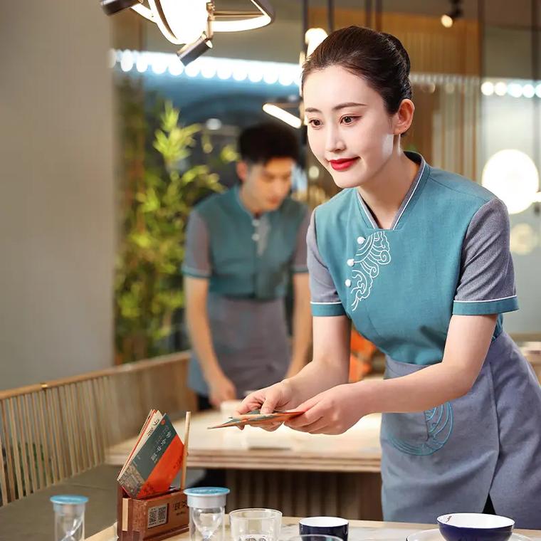 潮流新風(fēng)尚 當(dāng)餐廳服務(wù)員工作服遇上歌舞活動(dòng)